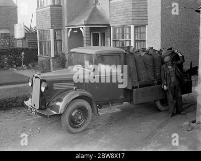 Kohlelieferung durch einen der Kohlewagen von H Salmon, Kohle und Cola Merchants in Orpington, Kent. 1936 . Stockfoto