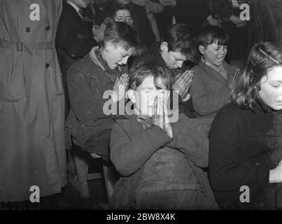 Gypsy Kinder ' s Sonntagsschule in der Kuhstall in St. Mary Cray . Kinder beten . 1939 Stockfoto