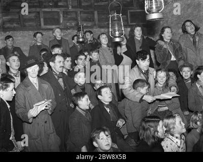 Gypsy Kinder ' s Sonntagsschule in der Kuhstall in St. Mary Cray ) . Frau Ruttley und Gypsy Williams mit den Kindern. 1939 Stockfoto