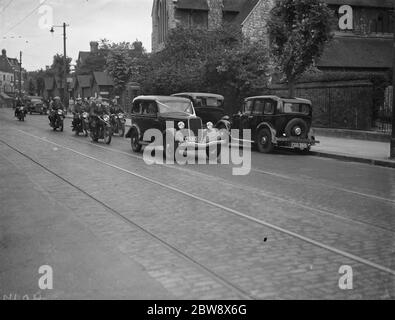 Die Hochzeit von Motorradfahrer J Walby und M G Edwards. Hochzeitszug von Autos und Motorräder. 1938 Stockfoto