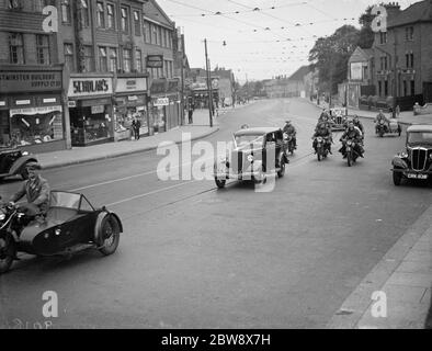 Die Hochzeit von Motorradfahrer J Walby und M G Edwards. Hochzeitszug von Autos und Motorräder. 1938 Stockfoto