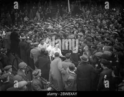 Bromley Fußballverein gegen Belvedere Fußballverein in der FA Amateur Cup Final im Millwall Fußballverein Stadion The Den in einigen der 33 , 346 Zuschauer, die mit den Bromley Spieler durch besucht. 1938 Stockfoto