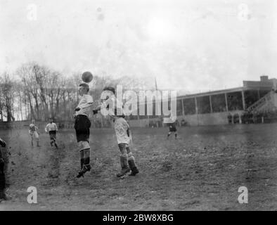 Bexleyheath & Welling gegen Erith und Belvedere - Kent League - 06/03/37 im Wettbewerb um den Ball in der Luft . 1937 Stockfoto