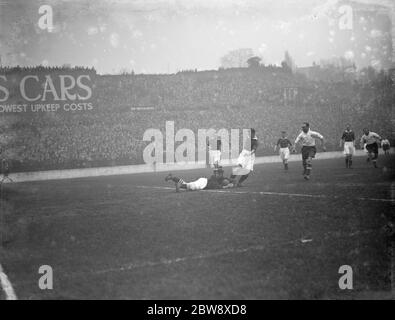 Tottenham Hotspur Football Club gegen Charlton Athletic Football Club . Joseph Nicholls nimmt einen Stiefel ins Gesicht, nachdem er zu Füßen eines Charlton-Stürzers getaucht ist. 10. April 1936 Stockfoto