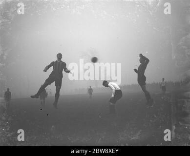 Cray Wanderers gegen Bexleyheath und Welling - Kent League - 26/12/36 Action während des Spiels. 1936 Stockfoto