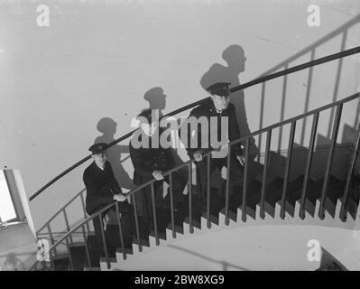 Leuchtturmwärter gehen die Wendeltreppe im Inneren des Dungeness Leuchtturm, Kent. 10 Februar 1939 Stockfoto