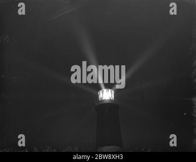 Dungeness Leuchtturm sendet sein Licht bei Nacht über Dungeness Point , Kent , die seit jeher als berüchtigte schwarze Stelle für Seeleute gefürchtet. 10 Februar 1939 Stockfoto