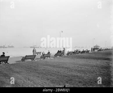 Ein allgemeiner Blick auf die Themse Mündung von Gravesend Promenade, Kent. 12 Februar 1939 Stockfoto