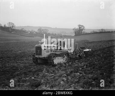 Ein Landwirt mit seinem Diesel Raupe Traktor, um ein Feld in Farningham, Kent pflügen. 1939 . Stockfoto