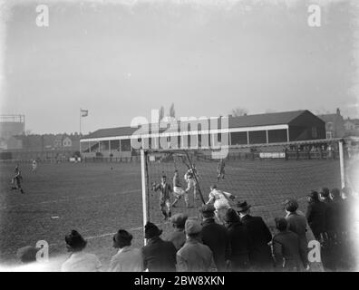 Fußballspiel : Erith und Belvedere gegen Cray Wanderers . Ziel Mund Aktion . 1937 Stockfoto