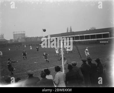 Fußballspiel : Erith und Belvedere gegen Cray Wanderers . Ziel Mund Aktion . Der Ball geht über. 1937 Stockfoto