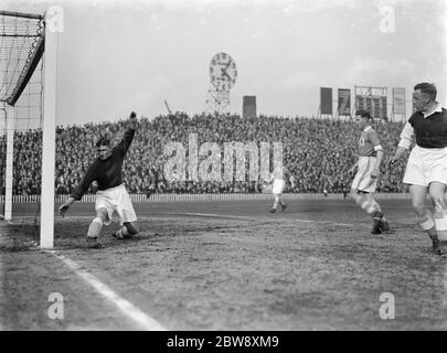 Fußballspiel zwischen Millwall und Wolverhampton. Ziel Mund Aktion . 1937 Stockfoto