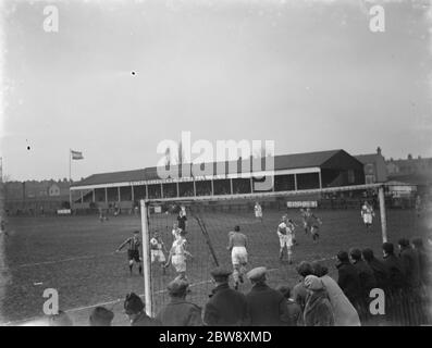 Fußballspiel : Erith und Belvedere gegen Cray Wanderers . Ziel Mund Aktion . 1937 Stockfoto