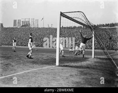 Fußballspiel zwischen Millwall und Wolverhampton. Ziel Mund Aktion, der Ball geht in. 1937 Stockfoto