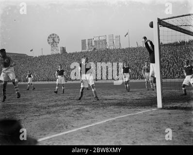 Fußballspiel zwischen Millwall und Wolverhampton. Ziel Mund Aktion, der Ball trifft die Bar. 1937 Stockfoto