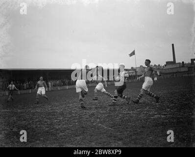 Dartford gegen Tunbridge Wells Rangers - Southern League - Tunbridge Wells Rangers Torhüter Jackie Mittell macht einen speichern - 04/03/39 Aktion aus dem Spiel. März 1939 Stockfoto