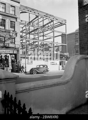 Ein Blick auf den Gerüstrahmen für die neuen Wohnungen an der Earl Courts Road, West London. März 1938 Stockfoto