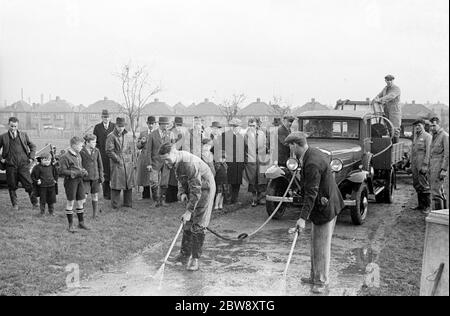 Pattisson Demonstrationen eines ARP-Lastwagens . Männer sind die Straße hinunter mit einem Bedford Pattisson ARP LKW, der geändert wurde, um einen Wassertank zu tragen, zu hocken. 1938 . Stockfoto