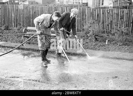 Pattisson Demonstrationen eines ARP-Lastwagens . Männer sind die Straße hinunter mit einem Bedford Pattisson ARP LKW, der geändert wurde, um einen Wassertank zu tragen, zu hocken. 1938 . Stockfoto