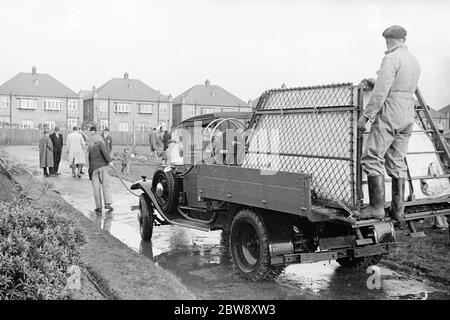 Pattisson Demonstrationen eines ARP-Lastwagens . Männer sind die Straße hinunter mit einem Bedford Pattisson ARP LKW, der geändert wurde, um einen Wassertank zu tragen, zu hocken. 1938 . Stockfoto