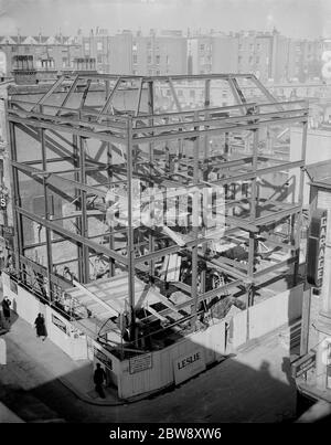 Ein Blick hinunter auf den Gerüstrahmen für die neuen Wohnungen auf der Earl Courts Road, West London. März 1938 Stockfoto