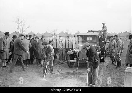 Pattisson Demonstrationen eines ARP-Lastwagens . Männer sind die Straße hinunter mit einem Bedford Pattisson ARP LKW, der geändert wurde, um einen Wassertank zu tragen, zu hocken. 1938 . Stockfoto