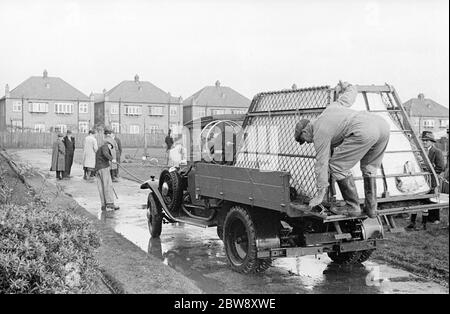 Pattisson Demonstrationen eines ARP-Lastwagens . Männer sind die Straße hinunter mit einem Bedford Pattisson ARP LKW, der geändert wurde, um einen Wassertank zu tragen, zu hocken. 1938 . Stockfoto