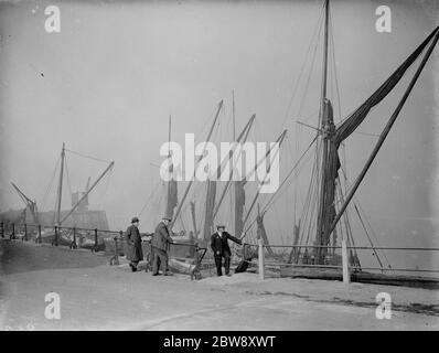 Alte Männer am Flussufer bei den vertäuten Thames Segelkähne bei Northfleet, Kent. 1938 . Stockfoto