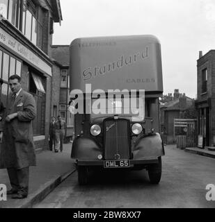 Ein Bedford LKW der Standard Telephone and Cables Company Ltd, vor ihrem Geschäft geparkt. 1936 . Stockfoto