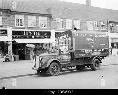 Ein Bedford LKW der Empire Banana Company, der Großhandel Obst Händler mit Sitz in Chislehurst, Kent. Der LKW ist eine Lieferung an Hyde, der Gemüsehändler. 1936 . Stockfoto