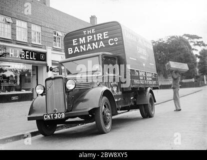 Ein Bedford LKW der Empire Banana Company, der Großhandel Obst Händler mit Sitz in Chislehurst, Kent. Der LKW ist eine Lieferung an Hyde, der Gemüsehändler. 1936 . Stockfoto