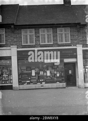 Die Ladenfront von Robins Off Lizenz in Beckenham, Kent. März 1936 Stockfoto