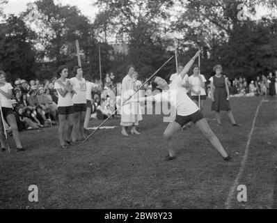 Schule Leichtathletik in Bromley County Mädchen Schule. Ein Mädchen wirft den Speer. 1936 Stockfoto
