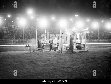 Speedway Bikes Lineup an der Startlinie auf der Newcross-Strecke . 1936 Stockfoto