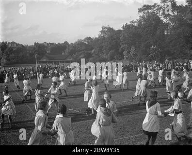 Schule Leichtathletik in Bromley County Mädchen Schule. Die Mädchen führen einen Tanz. 1936 Stockfoto
