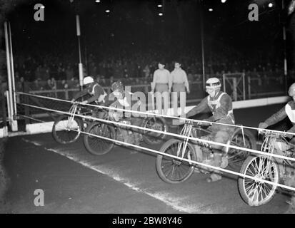 Speedway Bikes Lineup an der Startlinie auf der Newcross-Strecke . 1936 Stockfoto