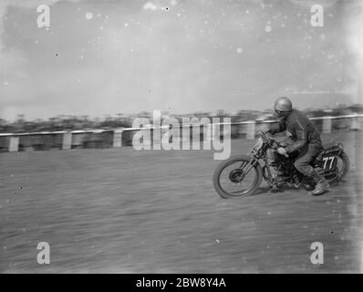 Motorrad-Rennen in Brands Hatch . Ein Scramblers nimmt die Kurve. 1936 . Stockfoto