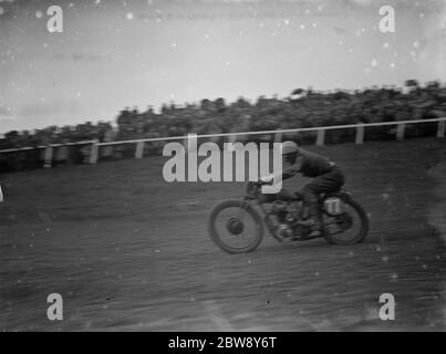 Motorrad-Rennen in Brands Hatch . Ein Scramblers rast die Strecke hinunter. 1936 . Stockfoto