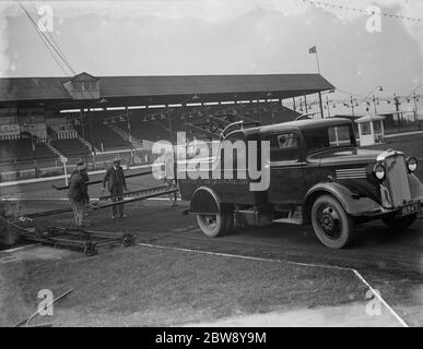 Ein ford Bettfords hat den Rechen daran befestigt, bevor es um die Bedford New Cross Speedway Strecke geht. 1936 Stockfoto