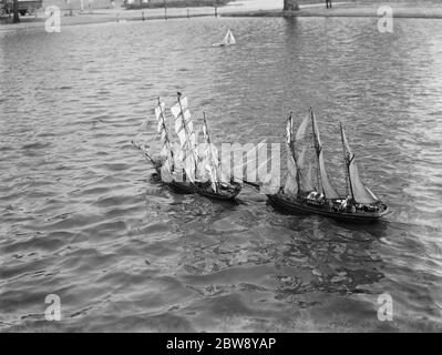 Ein Paar von Modell Segelschiffe auf einem Teich . Sie gehören Catain Dean und EINEM B Stead, zwei Modellbootfans. 1939 Stockfoto