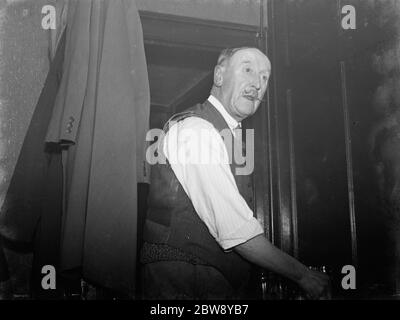 Herr William Yarworth, der an der Zahlung in der Nacht im Rat und Sparrow Club in Eynsford, Kent teilnimmt. 1939 . Stockfoto