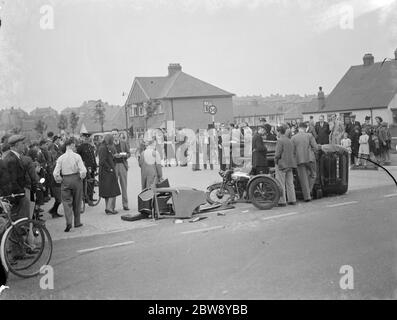 Menge versammelt, um die Nachwirkungen eines Zusammenstoßes zwischen einem Auto und einem Beiwagen Motorrad in Rochester, Kent zu inspizieren. 1939 Stockfoto