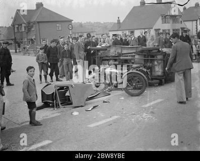 Menge versammelt, um die Nachwirkungen eines Zusammenstoßes zwischen einem Auto und einem Beiwagen Motorrad in Rochester, Kent zu inspizieren. 1939 Stockfoto