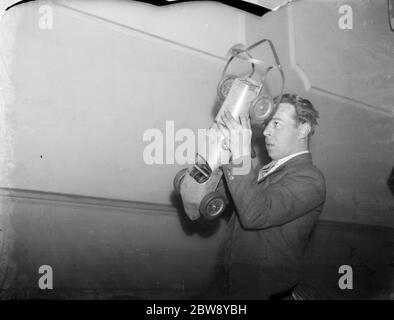 Modellauto Rennclub in der Sportsbank Hall in Catford, London. Ein Konkurrent bereitet sein Auto vor. 28. April 1939 Stockfoto