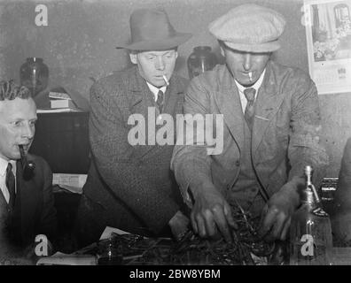 Bezahlen Sie in der Nacht im Rat und Sparrow Club in Eynsford, Kent. Mitglieder erhalten entsprechend der Anzahl der Rattenschwänze in ihrem Fang bezahlt. 1939 Stockfoto