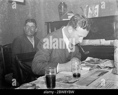 Bezahlen Sie in der Nacht im Rat und Sparrow Club in Eynsford, Kent. Herr F Foreman der Sekretär ist die Ratte die Schwänze auf dem Tisch hoch. Die Zahlung erfolgt nach der Anzahl der Rattenschwänze in ihrem Fang. Herr Charlie Meadows sitzt im Hintergrund. 1939 Stockfoto