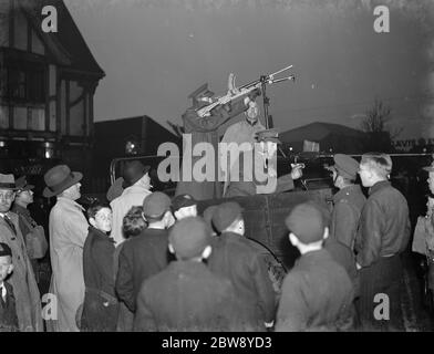 ATerritorial Army Einheit in einem Drill-Display für die Rekrutierung in Pettswood . Vor der Menge Soldaten betreiben eine bren-Pistole auf einem Anti-Flugzeug-Stand und ein, Anti-Tank, .55in Gewehr. 1939 Stockfoto