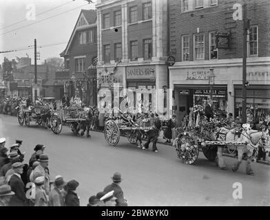 Krönungsfeste in Bexleyheath, Kent, um die Krönung von König George VI zu feiern. Geschmückte Pferd und Kutsche Rechnung Parade durch die Straßen . 15 Mai 1937 Stockfoto