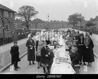 Krönungstees in Mottingham, um die Krönung von König George VI zu feiern. 15 Mai 1937 Stockfoto