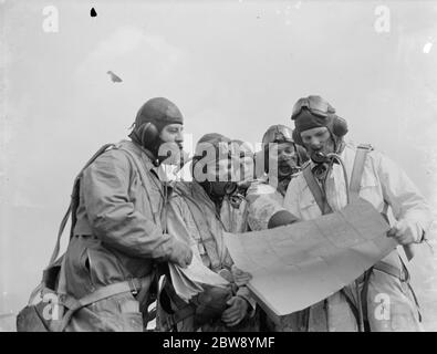 RAF Empire Air Day Probe, Biggin Hill, Kent. Piloten von 32 und 79 Geschwader überprüfen ihre Flugpläne, bevor sie ihre wartenden gloster-Stulpen auf dem Asphalt besteigen. 1937 Stockfoto